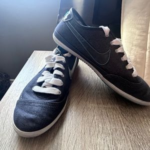 Blue Nike runner size 6 women’s